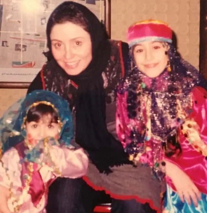 عکس قدیمی ژاله صامتی و دخترانش