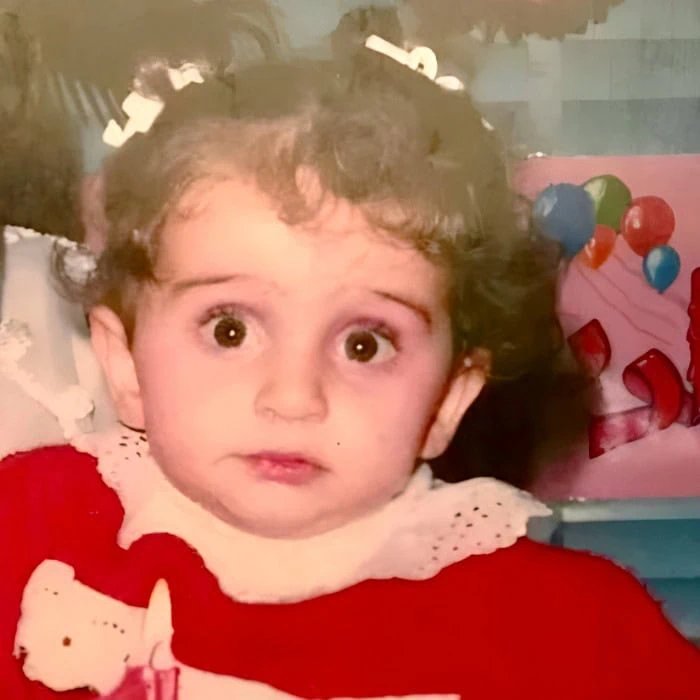 کودکی سها نیاستی کودکی سها نیاستی