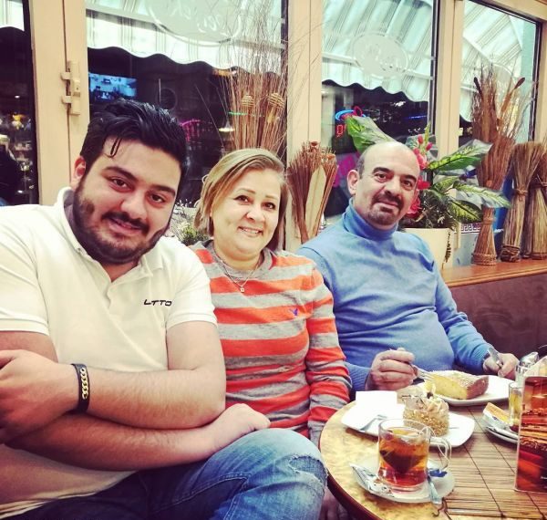 پدر و مادر امیرحسین افتخاری