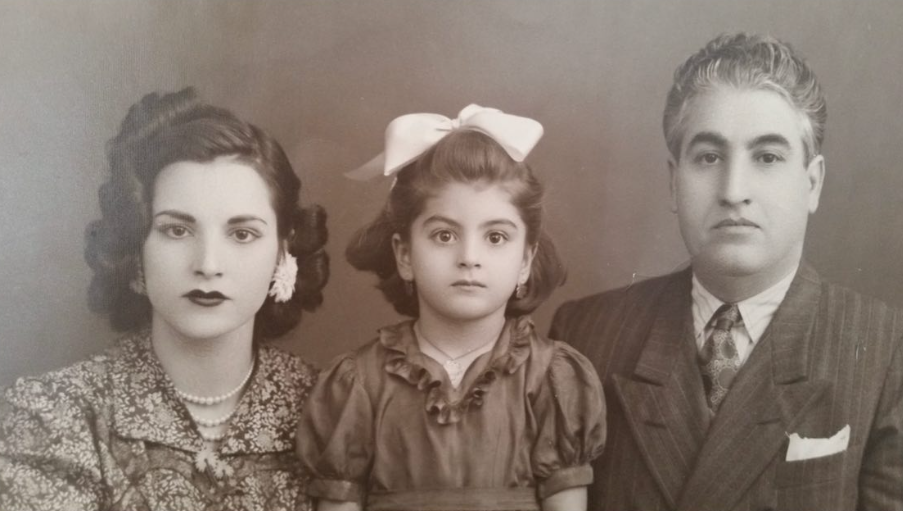 شهلا صافی در کنار پدر و مادرش شهلا صافی در کنار پدر و مادرش
