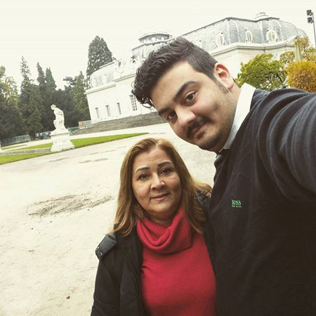 امیرحسین افتخاری و مادرش