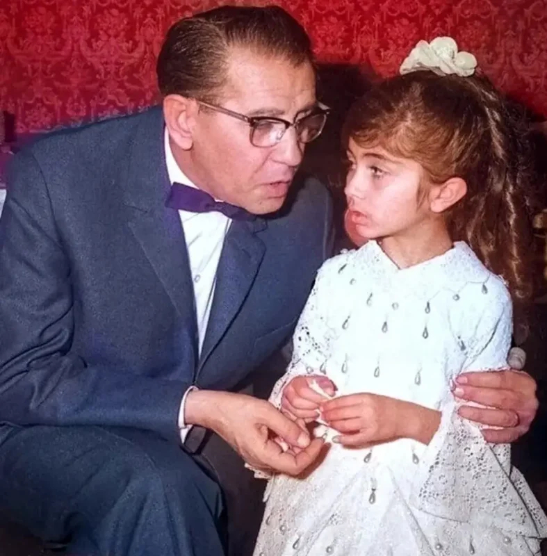 کودکی لیلا فروهر کودکی لیلا فروهر