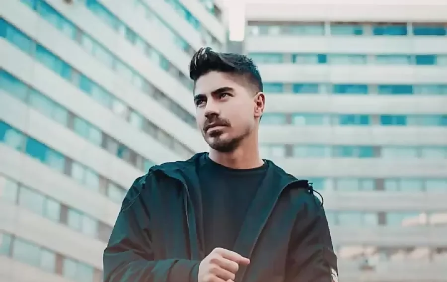 عکس مسعود روح‌نیکان برای کامپیوتر