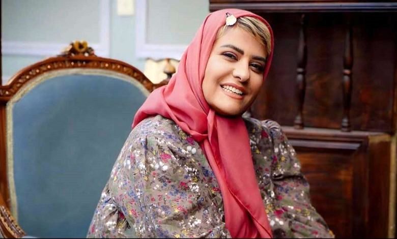واکنش هنرمندان به بازگشت اسکویی - 303 بیوگرافی